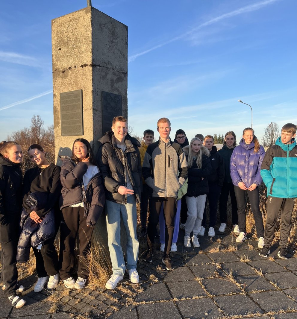 Jarðfræðinemar á Arnarneshæðinni í blíðunni.