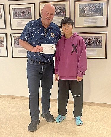 Anna Bíbí tekur við verðlaununum.