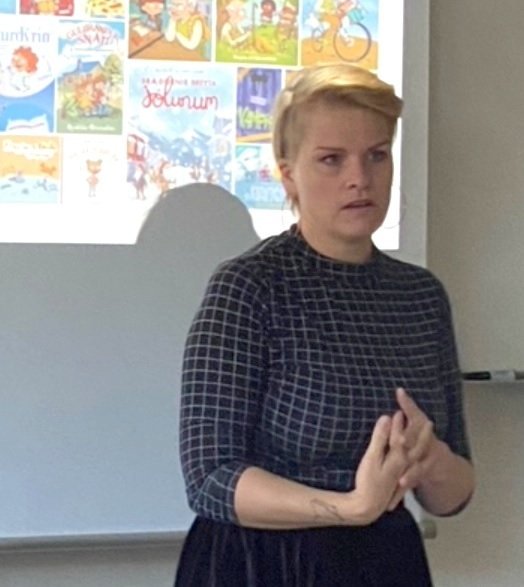 Bergrún ræðir við nemendur.