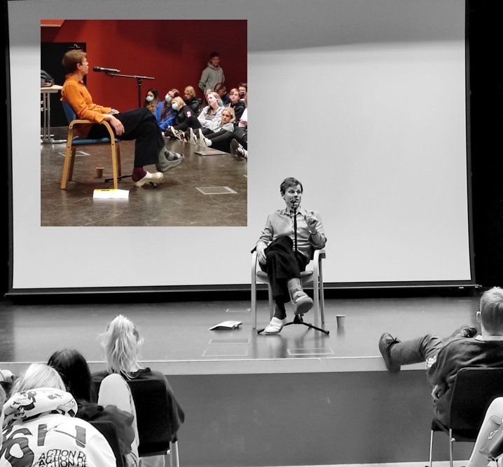 Bergur Ebbi spjallar við nemendur