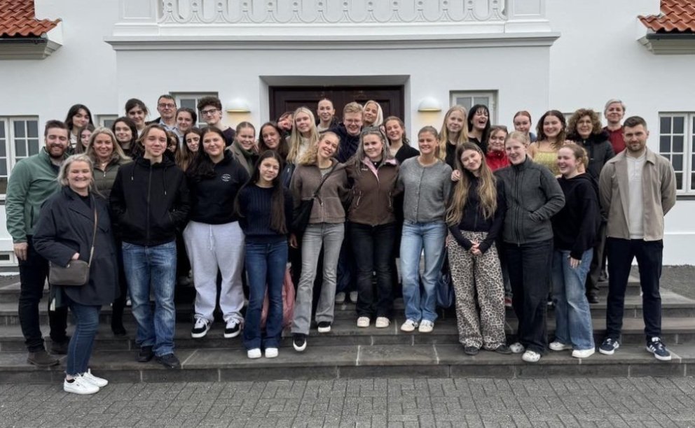 Þátttekendur fyrir framan Bessastaði