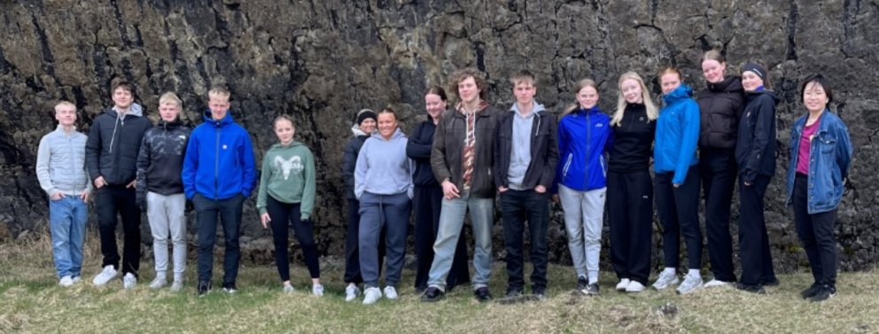 Nemendur Sigurkarls við hraunvegginn í Búrfellsgjá