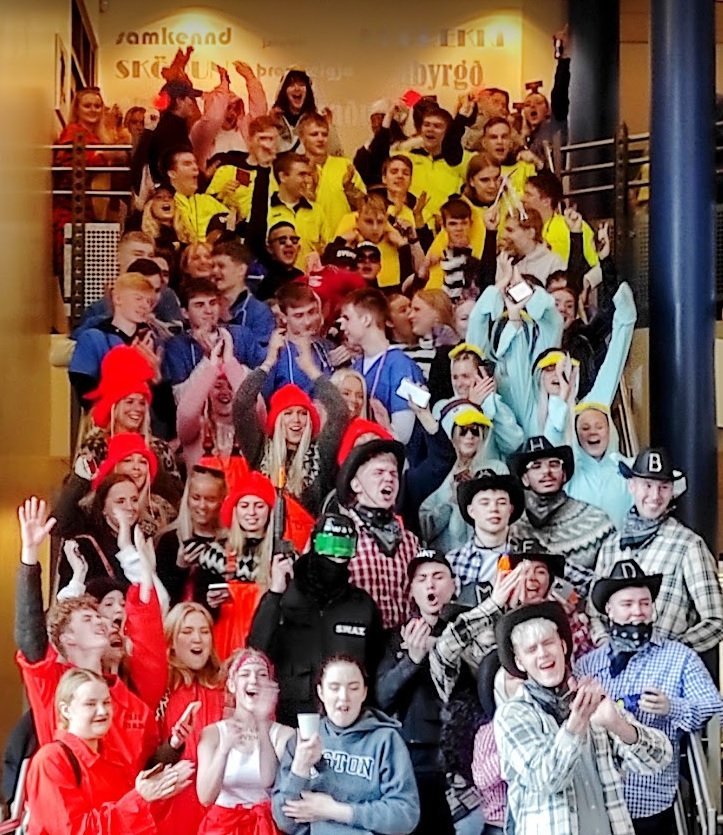 Hressilegur söngur í stiganum í FG