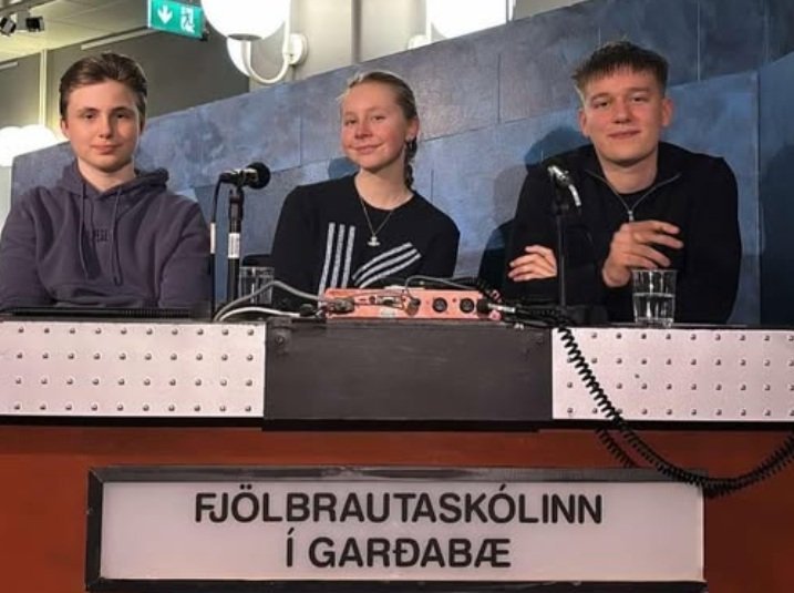 Lið FG, þau Árni, Katla og Hörður, mæta MR í næstu viðureign í Gettur betur