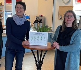 Snjólaug E. Bjarnadóttir aðstoðarskólameistari 
og Íris Hvanndal Skaftadóttir kennari 
fagna grænu…