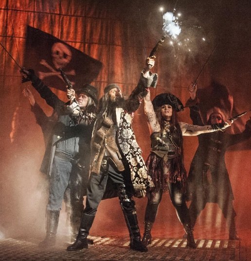 Frá uppsetningu Borgarleikhússins á Gulleyjunni,skrautlegt lið!