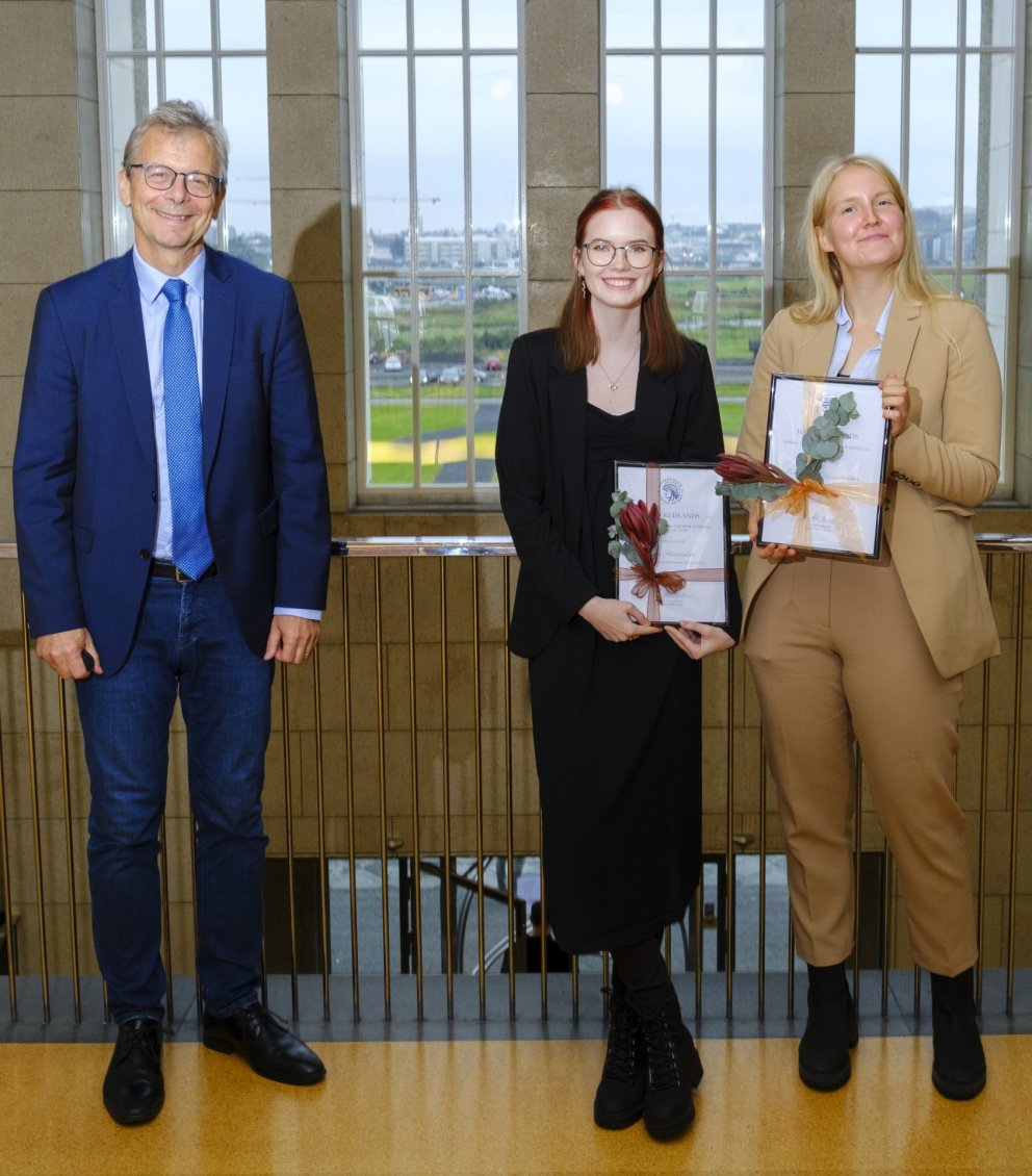 Jón Atli Benediktsson, rektor HÍ, veitti þeim Tinnu (í miðjunni) og Evu styrkina.
Mynd: Kristinn In…