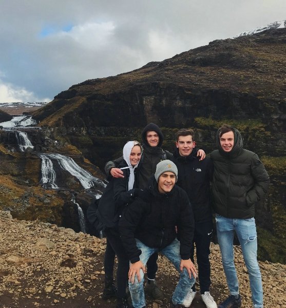 Hollendingarnir staddir við fossinn Glym í Hvalfirði