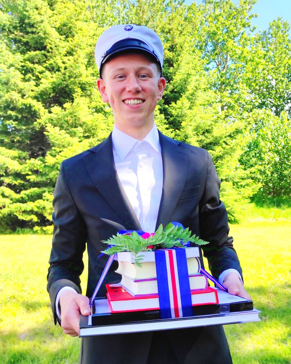 Hermann Guðmundsson var með 9.6 í meðaleinkunn, dúxaði á vorönn og fékk nóg að lesa í verðlaun.