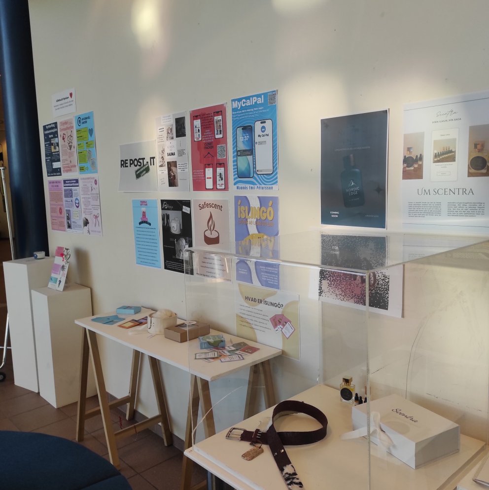 Nemendur í hönnun sýna nú lokaverkefni sín i anddyri FG