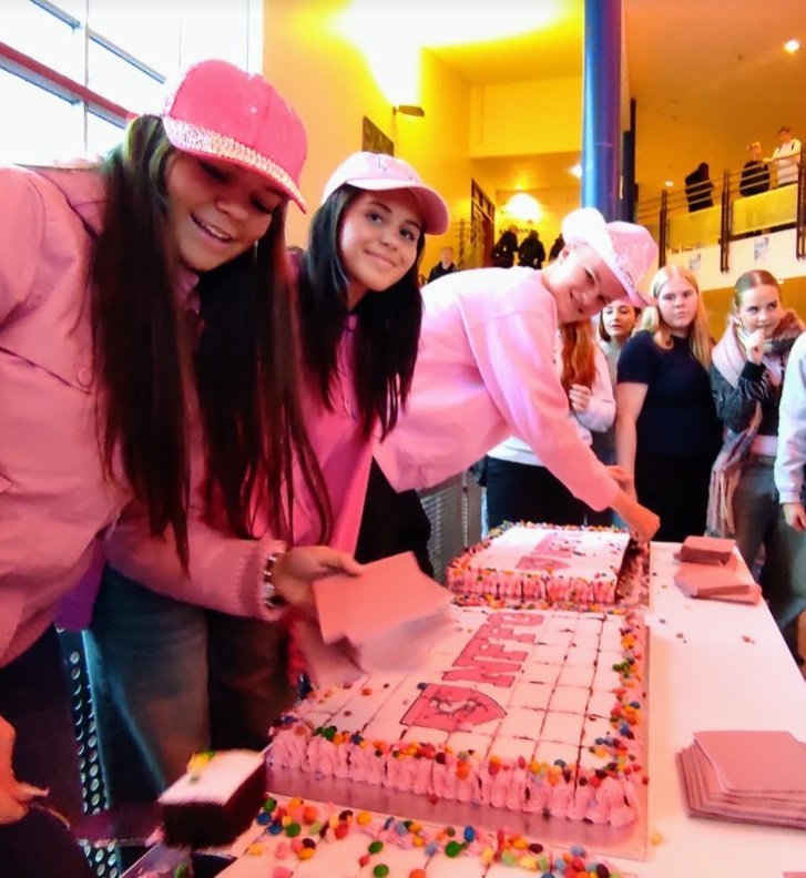 Nemendur voru æstir í að fá köku á Bleika deginum