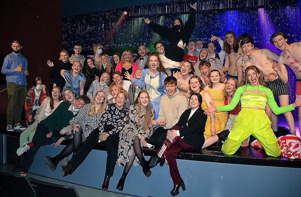 Leg kvaddi þann 9.maí síðastliðinn. Leikstjórinn, Birna Rún Eiríksdóttir, fyrir miðri mynd (svartur …