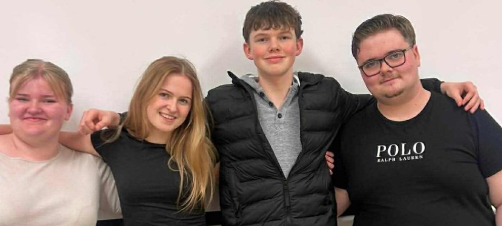 Lið FG ætlar að gera sitt besta í verja málstað sinn gegn MB (f.v. Karma, Andrea, Brynjólfur og Hauk&hellip;