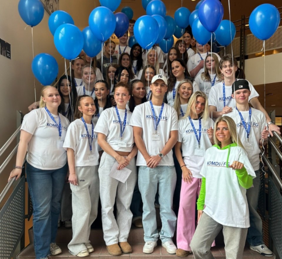 Nemendur FG leiddu 10.bekkinga um skólann af miklum dugnaði, en fjölmargir komu á skólakynningu í FG…