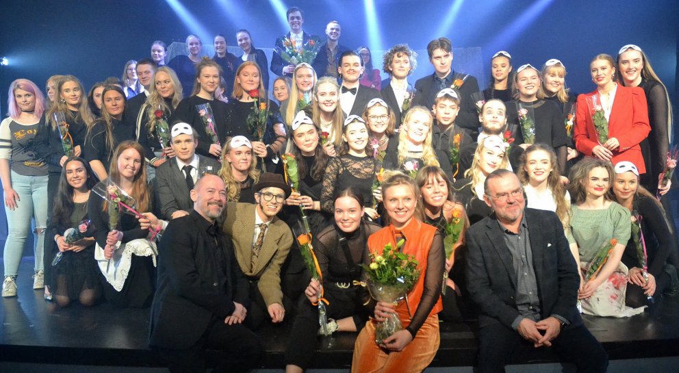 Leikhópurinn að baki Reimt að lokinni frumsýningu. Þorvaldur t.v. fremst og síðan feðginin Brynhildu&hellip;