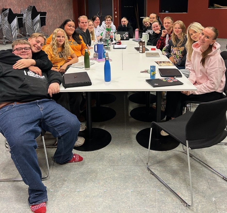 Það er gaman að lesa saman. Samlestur í leikhópnum fyrir sýninguna þann 1.nóvember á leikritinu Saga…