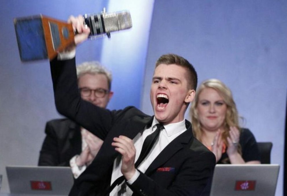 Mikil gleði fylgir því að vinna Hljóðnemann í Gettu betur (mynd: MBL.is)