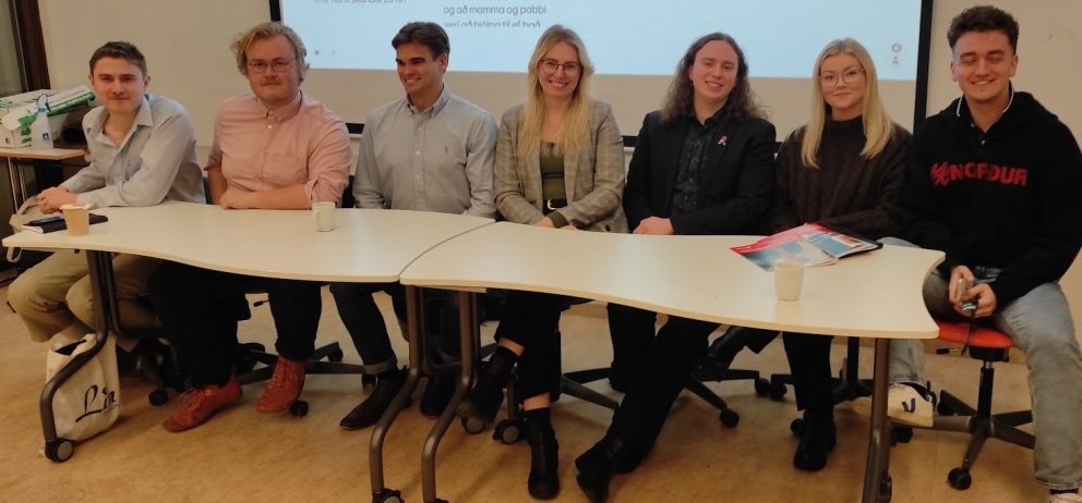 Fulltrúar ungliðanna á málstofunni um unga fólkið og stjórnmálin, sam nemar í stjórnmálafræði héldu …