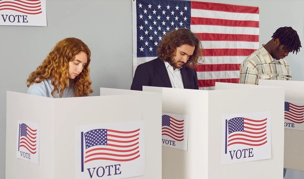 Ungir kjósendur að kjósa í Bandaríkjunum, en í janúar tekur sigurvegari þeirra, Donald Trump, við vö…