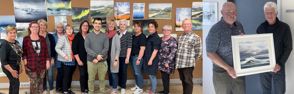 Derek Karl Mundell færir skólameistara vatnslitamynd og þátttakendur námskeiðs, ásamt spæska gesti, …