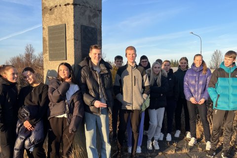 Jarðfræðinemar á Arnarneshæðinni í blíðunni.