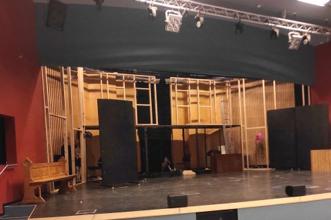 Þegar ritar leit við í Urðarbrunni fyrir skömmu, var verið að gera grind að leikmynd fyrir ,,Ljóska &hellip;