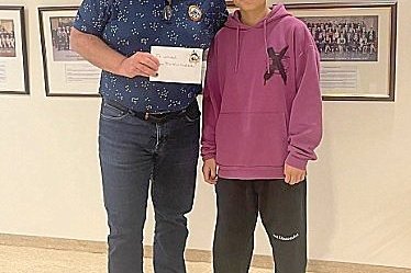 Anna Bíbí tekur við verðlaununum.