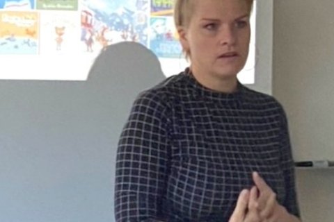 Bergrún ræðir við nemendur.