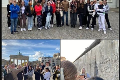 Hópurinn fékk meðal annars leiðsögn um Sachsenhausen útrýmingarbúðirnar frá seinna stríði, en þar dv…