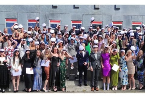 Flottur hópur nemenda kvaddi FG þann 27.maí síðastliðinn. Bjarni Hauksson varð semi-dúx og Agnes Óma…