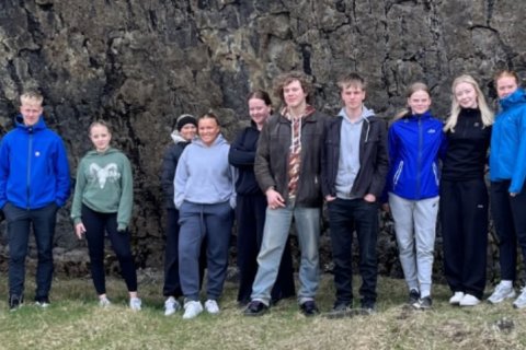 Nemendur Sigurkarls við hraunvegginn í Búrfellsgjá