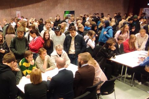 Nemendur ræða við frambjóðendur