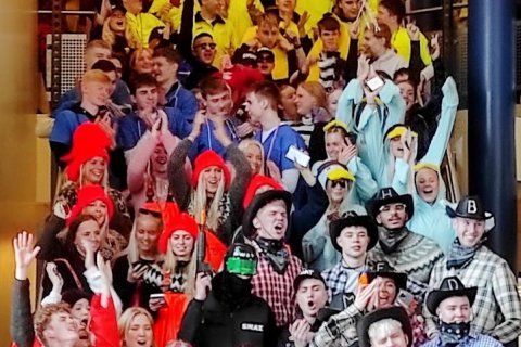 Hressilegur söngur í stiganum í FG