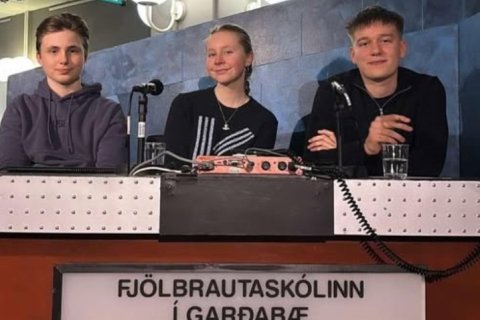 Lið FG, þau Árni, Katla og Hörður, mæta MR í næstu viðureign í Gettur betur