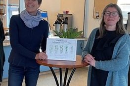 Snjólaug E. Bjarnadóttir aðstoðarskólameistari 
og Íris Hvanndal Skaftadóttir kennari 
fagna grænu…