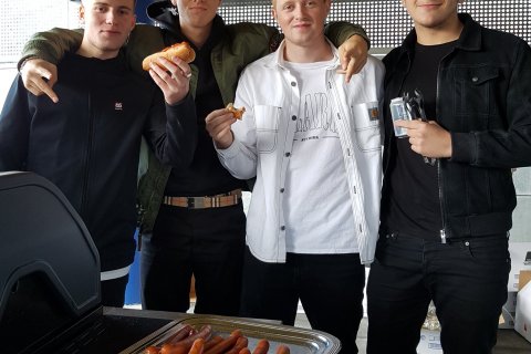 Kjartan Matthías (grillnefndin) ásamt nokkrum aðstoðargrillurum. Ekki mikið eftir af pylsum eins og …