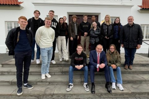 Vel var tekið á móti stjórnmálafræðinemum á Bessastöðum og áttu nemendur gott spjall við forsetann, …