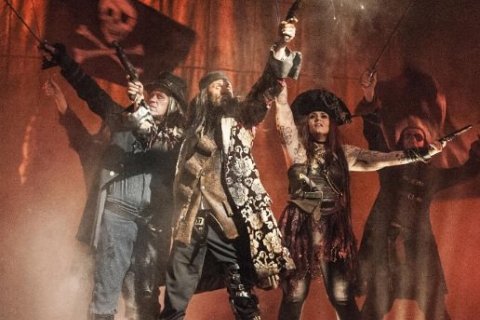 Frá uppsetningu Borgarleikhússins á Gulleyjunni,skrautlegt lið!