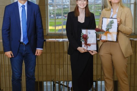 Jón Atli Benediktsson, rektor HÍ, veitti þeim Tinnu (í miðjunni) og Evu styrkina.
Mynd: Kristinn In…