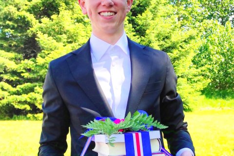 Hermann Guðmundsson var með 9.6 í meðaleinkunn, dúxaði á vorönn og fékk nóg að lesa í verðlaun.