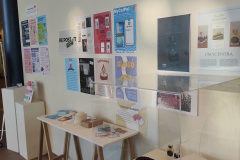 Nemendur í hönnun sýna nú lokaverkefni sín i anddyri FG