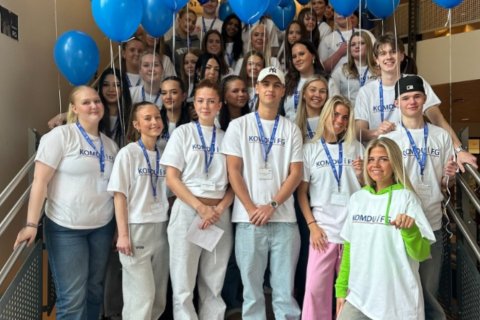 Nemendur FG leiddu 10.bekkinga um skólann af miklum dugnaði, en fjölmargir komu á skólakynningu í FG…