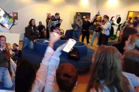 Skólaþing fór fram í FG 3.desember. Eftir það fengu allir köku og Rakel Inga tók lagið.