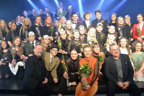 Leikhópurinn að baki Reimt að lokinni frumsýningu. Þorvaldur t.v. fremst og síðan feðginin Brynhildu…