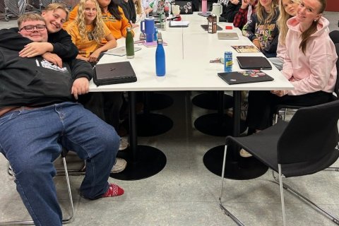 Það er gaman að lesa saman. Samlestur í leikhópnum fyrir sýninguna þann 1.nóvember á leikritinu Saga…