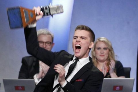 Mikil gleði fylgir því að vinna Hljóðnemann í Gettu betur (mynd: MBL.is)