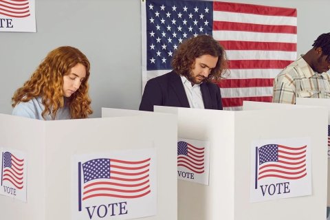 Ungir kjósendur að kjósa í Bandaríkjunum, en í janúar tekur sigurvegari þeirra, Donald Trump, við vö…