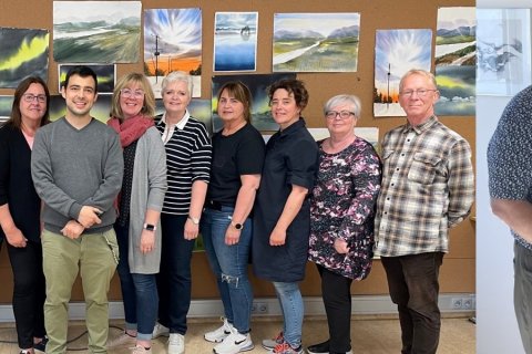 Derek Karl Mundell færir skólameistara vatnslitamynd og þátttakendur námskeiðs, ásamt spæska gesti, …